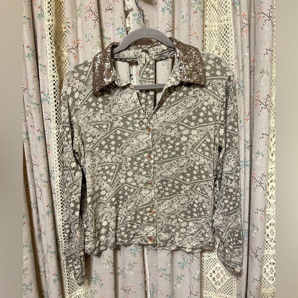 BKE Buckle Bandana Paisley Open Back Sequin Collar Top Medium‎